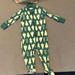Hanna Andersson Green and Cream Christmas Trees Kids Footed PJs
